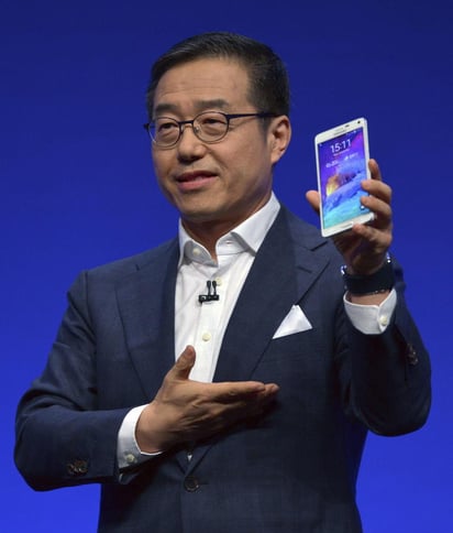 Se tenía previsto que el Galaxy Note 4 fuera comercializado en octubre, sin embargo estará finalmente disponible ya desde esta semana en Corea del Sur y en China, antes de llegar a 140 países en las próximas semanas. (ARCHIVO)