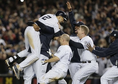 El dougout de los 'Bombarderos' se vació inmediatamente y todos los jugadores corrieron a felicitar al capitán Derek Jeter. (Fotos de AP)