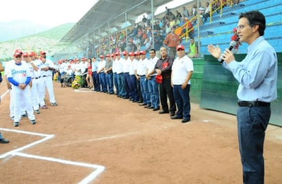 Antes de que se cantara el clásico playball, se llevó a cabo una sencilla ceremonia inaugural. (Jesús Galindo)