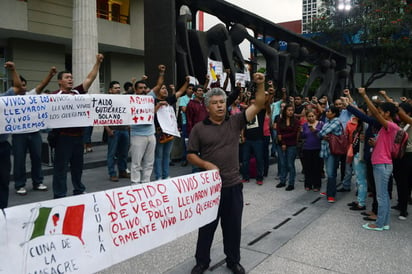 Gritos. Estudiantes y maestros normalistas marcharon en protesta contra la violencia sufrida por sus compañeros el fin de semana.