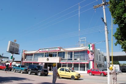 Personal de la Comisión Federal de Electricidad (CFE) realizaron el corte ante el incumplimiento de pago. (EL SIGLO DE TORREÓN)