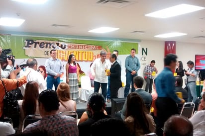 Destacados. Reconocen labor de 36 jóvenes de Torreón; la presea la recibieron de manos del alcalde Miguel Riquelme. 