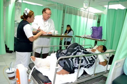 En el pasillo. Janeth Alanís es atendida en el pasillo de Urgencias del Hospital General.