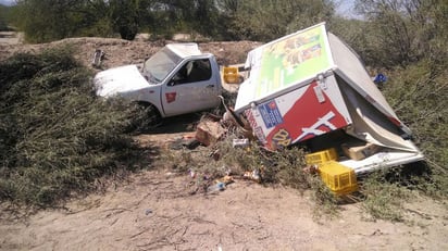 Accidente. El vehículo terminó totalmente destrozado fuera de la carretera Matamoros-Filipinas.