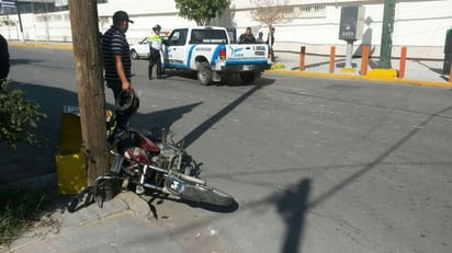 Avientan a joven motociclista