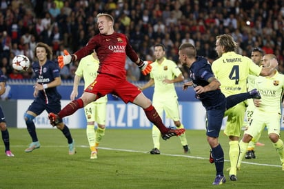 El jugador del Paris Saint-Germain, Marco Verratti (2d), remata de cabeza para conseguir el segundo gol ante el portero del Barcelona, Ter Stegen. (EFE)