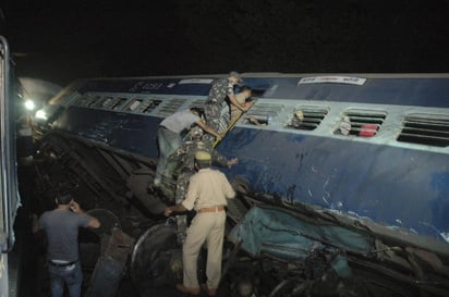 Los equipos de rescate del sistema ferroviario y de la administración del distrito de Gorakhpur, una ciudad en el extremo oriental de Uttar Pradesh, llegaron para participar en las operaciones de salvamento. (EFE) 
