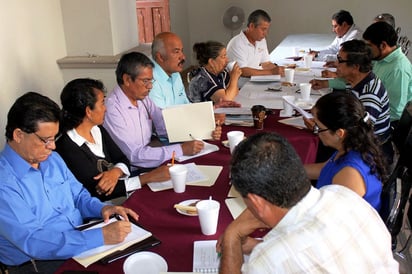 Se reúnen. Educación municipal de Lerdo planea con directores y supervisores de escuelas, los apoyos que se brindarán.