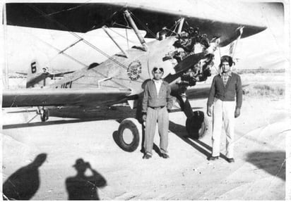 La sombra del fotógrafo corresponde a Fidel Martinez Cavazos. La sombra al lado corresponde a su hermano piloto Rodolfo Martínez Cavazos. Cliserio Reyes aparece con el Capitán Artola, piloto fumigador.