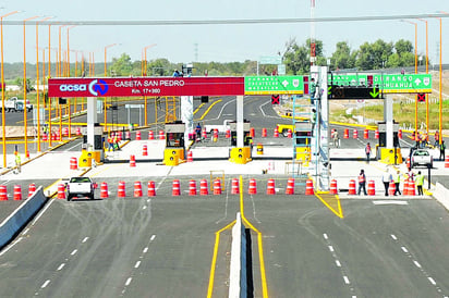 Obra. El presidente Enrique Peña Nieto inaugurará el Libramiento Norte-Laguna, al que trabajadores le hacen los últimos detalles.