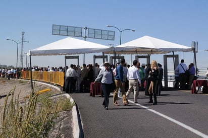 Medidas. Los asistentes a la inauguración debían pasar por el primer filtro en el que les exigían su invitación, para después pasar a un segundo filtro, en el que se encontraba el detector de metales. 