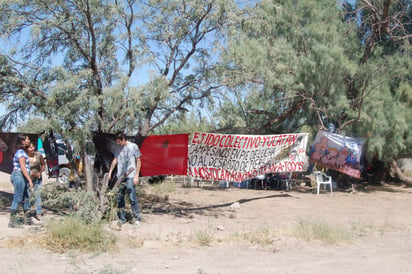 Huelga. Los campesinos montaron un campamento a la entrada de la comunidad.