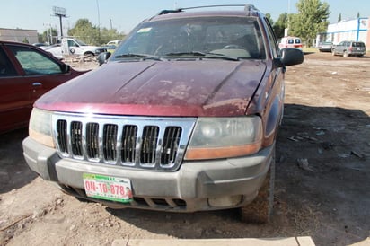 La unidad es una camioneta Jeep Cheroke, modelo 2000, color guinda, con engomado de la Onappafa número ON-10878. (EL SIGLO DE TORREÓN)