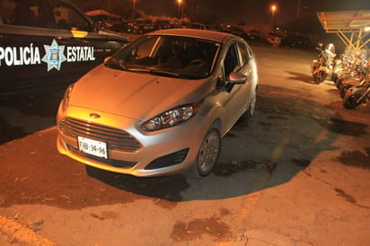 Los roba carros viajaban en un vehículo Honda color arena y lograron apoderarse de un automóvil Ford Fiesta, modelo 2014, color gris, con placas FHB-3496 de Coahuila a una mujer que lo conducía. (El Siglo de Torreón)