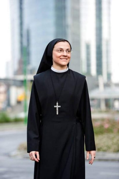 'Lo interpreto como el toque divino, cuando me ha llamado a una vida nueva, restituyéndome la pureza, la dignidad de ser su hija amada”.
- SOR CRISTINA, Cantante