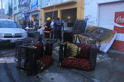 Cerca de 20 minutos tardaron los Bomberos en controlar y sofocar el fuego que estuvo a punto de propagarse hacia otros establecimientos comerciales contiguos. (El Siglo de Torreón)