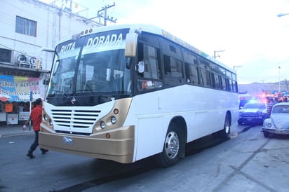 ACCIDENTE. Choca autobús contra máquina de Bomberos.