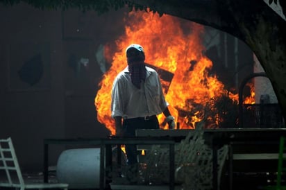 Agresividad. Presuntos maestros normalistas prendieron fuego al Palacio Municipal de Iguala en protesta por los 43 estudiantes desaparecidos y la escasa información brindada por las autoridades; los activistas evitaron que los bomberos atendieran el incendio. 