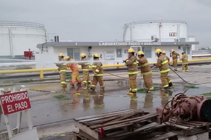 Bomberos de Gómez Palacio colaboraron con el personal de Pemex, en combate al incendio.