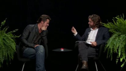 De broma. El actor Brad Pitt escupió un chicle a Zach Galifianakis durante una entrevista que daba para un programa.