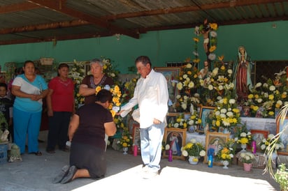 Tradición. Cada año María ofrece la reliquia a San Judas y espera que sus hijos sigan  la tradición. (EL SIGLO DE TORREÓN/ MARY VÁZQUEZ)