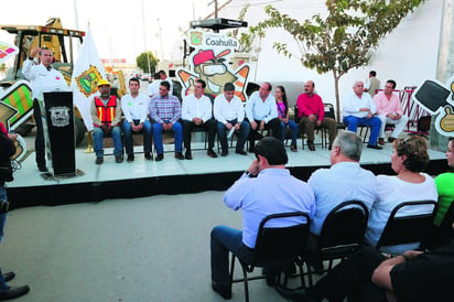 Comienzo. Autoridades dieron el banderazo para el inicio de los trabajos de la carretera.