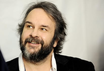 El neozelandés Peter Jackson, quien ha destacado como productor, guionista y director de cine, además de ganar premios como Oscar, Globo de Oro y BAFTA, festeja este viernes su cumpleaños número 53, a la espera de estrenar la película “El Hobbit: La batalla de los cinco ejércitos”. (ARCHIVO)