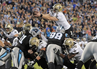 Drew Brees aportó una anotación por tierra y además conectó 24 pases para 297 yardas ante Carolina. (AP)