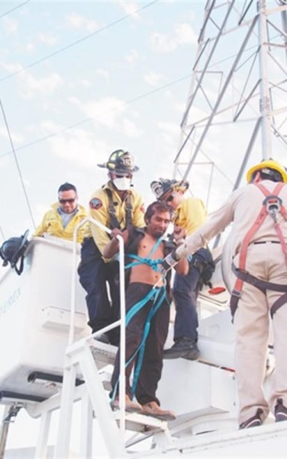 Los bomberos lo convencieron tras entregarle una cerveza. (el-mexicano.com.mx/)