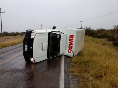 Debido al pavimento mojado y el exceso de velocidad la joven perdió el control y volcó su unidad sobre el costado izquierdo y quedó sobre la carretera. (Foto: Mario Aguilera)