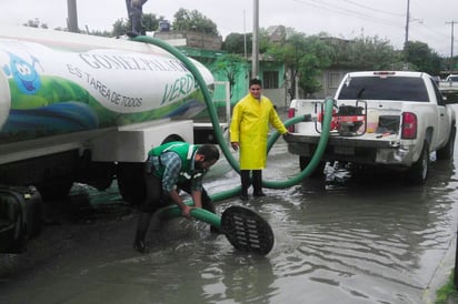 Equipos. Utilizaron motobombas y pipas para desaguar en colonias afectadas.