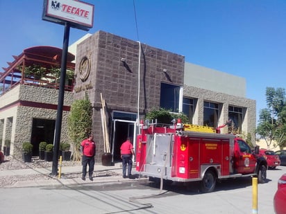 Bomberos de la estación Colón a bordo de las máquinas 27 y 06 se trasladaron hasta el restaurante para controlar el fuego. (El Siglo de Torreón)