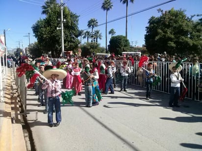 Escuelas de todos los niveles se agruparon para mostrar sus coreografías, trajes alusivos a la revolución y hasta suertes gimnásticas. (EL SIGLO DE TORREÓN)