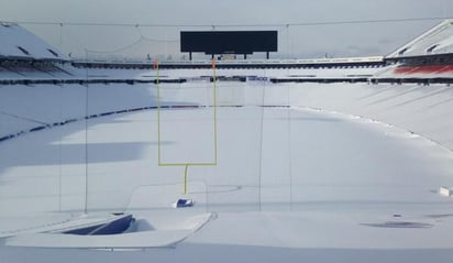 
En las fotografías se aprecia la cancha totalmente cubierta de nieve. (Twitter)