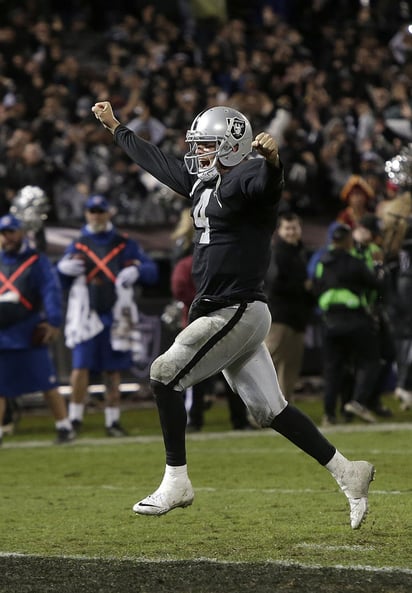 Derek Carr, mariscal de campo, celebra el triunfo de su equipo. (AP)