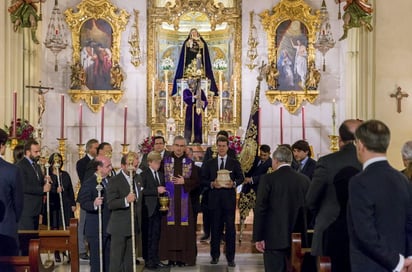 Despedida. Un aplauso popular recibió la duquesa de Alba además de una misa con autoridades.