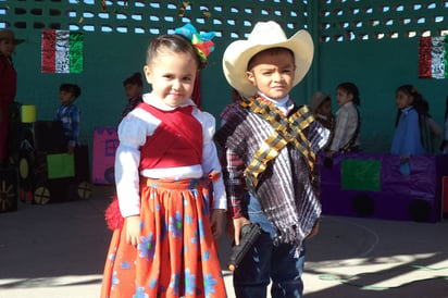 Los niños y maestros desfilaron por las calles del ejido.