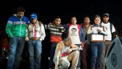 Residente subió con él al escenario a familiares de los 43 desaparecidos de Ayotzinapa a quienes les cedió el micrófono para poder expresarse ante el público. (Twitter)