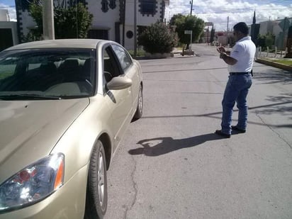 Choca contra señalamientos viales