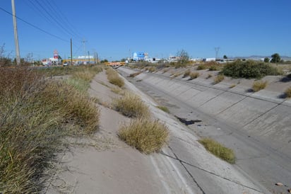 Se salva. Una joven resulta ilesa tras caer a canal de riego.