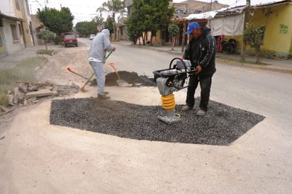 Siguen. Debido a que todavía hay muchos daños en el pavimento a raíz de las pasadas lluvias, trabajan en la reparación. 