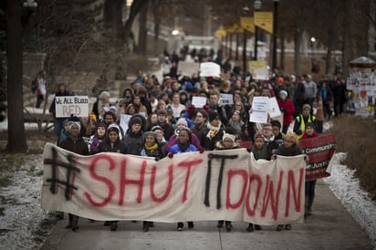 Arde Ferguson. Las calles de Ferguson, como la población, ardió por la decisión del jurado que exoneró al policía que le disparó al estudiante Michael Brown en agosto. (EFE)