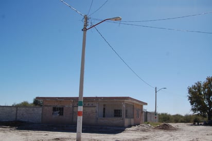 Alumbrado. Con las lámparas que les dará Torreón se espera corregir en un 80 por ciento el rezago en alumbrado público. (EL SIGLO DE TORREÓN/ MARY VÁZQUEZ)