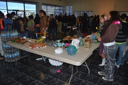 Proyectos. El día de ayer los alumnos presentaron los trabajos hechos con material reciclable. 