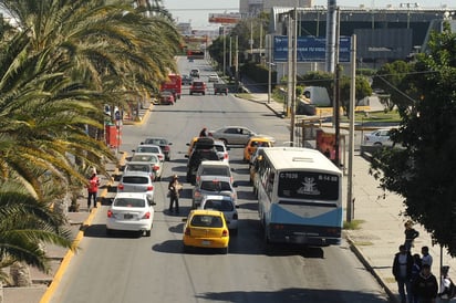 Vialidad 'congestionada' y peligrosa. Una de las 6 vialidades 'tronadas' en Torreón es la del bulevar Revolución y calle 30; en la citada vialidad los cuatro carriles se 'congestionan' a toda hora. En esta misma vialidad se registra un alto número de personas atropelladas puesto que los peatones prefieren 'torear' los autos que subir el puente.