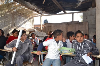 Caos. Los alumnos de primer año son quienes toman las clases en el patio trasero de la casa, los padres temen que se enfermen. 