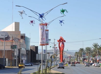 Imagen renovada. Instalan cientos de piñatas navideñas en el alumbrado público del bulevar Independencia. 