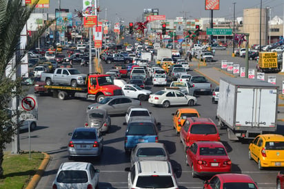 Operativo. Genera caos vehicular operativo contra autos sin placas, con engomados de Onappafa y con placas verdes y rojas.