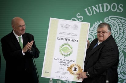 Carstens. Premian al Banxico como Industria Limpia, su gobernador asegura que no hay un objetivo puntual para el peso. (EL UNIVERSAL)