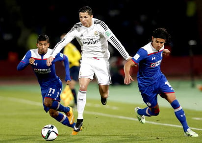 Aún en el campo de juego, Jesús Corona (i) e Íker Casillas intercambiaron el suéter de portero. (Fotografía de EFE)
